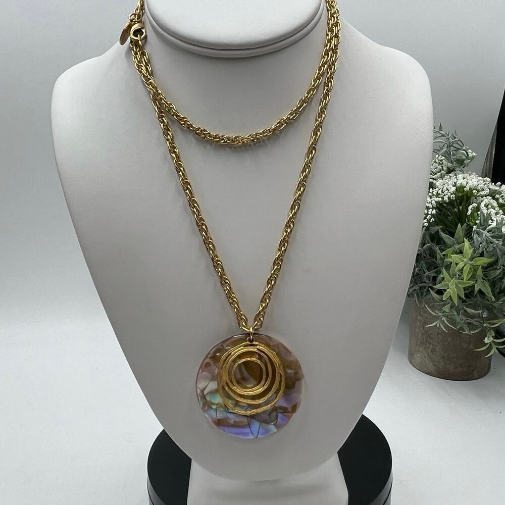 Susan Shaw Gold
Plated Round Mother of Pearl disc‎ Pendant Necklace
